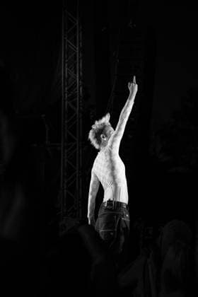 Mit voller Energie, rauer Stimme und jeder Menge Attitüde rockte Ina Bredehorn alias Deine Cousine am 08.08.2026 das Taubertal-Festival in Rothenburg ob der Tauber.