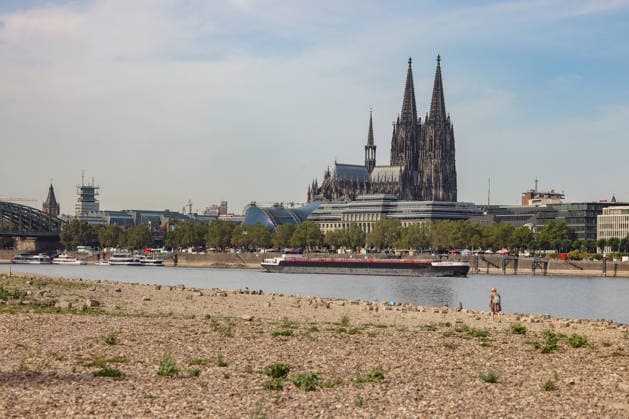 Sommer im Rheinland. Blick auf den Rhein bei Koeln (Köln) - Deutz. Der Rhein in Koeln (Köln) fuehrt (führt) Niedrigwasser aufgrund anhaltender Trockenheit. Im Hintergrund der Koelner (Kölner) Dom. Ein Schiff ist unterwegs. Sommer im Rheinland am 09.08.2026 in Koeln (Köln) Deutschland.
