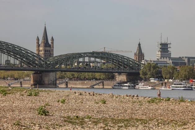 Sommer im Rheinland. Blick auf den Rhein bei Koeln (Köln) - Deutz. Der Rhein in Koeln (Köln) fuehrt (führt) Niedrigwasser aufgrund anhaltender Trockenheit. Im Hintergrund die Hohenzollernbruecke (Hohenzollernbrücke). Sommer im Rheinland am 09.08.2026 in Koeln (Köln) Deutschland.