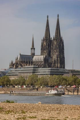Sommer im Rheinland. Blick auf den Rhein bei Koeln (Köln) - Deutz. Der Rhein in Koeln (Köln) fuehrt (führt) Niedrigwasser aufgrund anhaltender Trockenheit. Im Hintergrund der Koelner (Kölner) Dom. Ein Schiff ist unterwegs. Sommer im Rheinland am 09.08.2026 in Koeln (Köln) Deutschland.