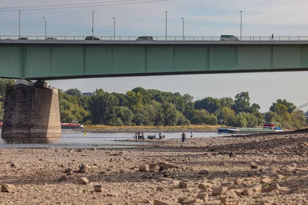 Sommer im Rheinland. Blick auf den Rhein bei Koeln (Köln) - Deutz. Der Rhein in Koeln (Köln) fuehrt (führt) Niedrigwasser aufgrund anhaltender Trockenheit. Ein Schiff ist unterwegs. In der Bildmitte die Zoobruecke (Zoobrücke). Sommer im Rheinland am 09.08.2026 in Koeln (Köln) Deutschland.