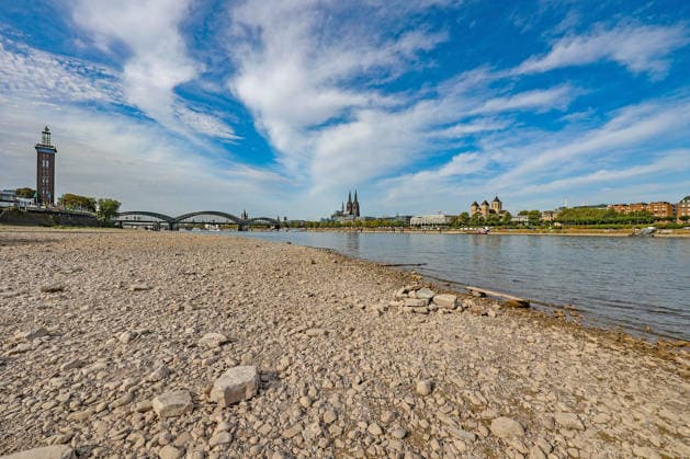 Sommer im Rheinland. Blick auf den Rhein bei Koeln (Köln) - Deutz. Der Rhein in Koeln (Köln) fuehrt (führt) Niedrigwasser aufgrund anhaltender Trockenheit. Im Hintergrund die Hohenzollernbruecke (Hohenzollernbrücke) (links) und der Koelner (Kölner) Dom (rechts). Sommer im Rheinland am 09.08.2026 in Koeln (Köln) Deutschland.