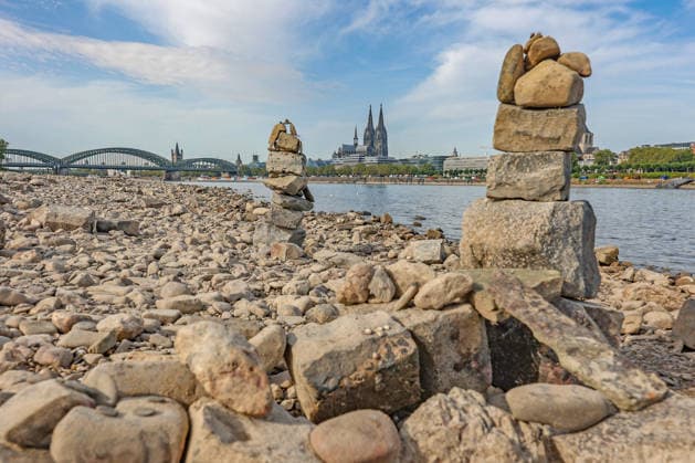 Sommer im Rheinland. Blick auf den Rhein bei Koeln (Köln) - Deutz. Der Rhein in Koeln (Köln) fuehrt (führt) Niedrigwasser aufgrund anhaltender Trockenheit. Im Hintergrund die Hohenzollernbruecke (Hohenzollernbrücke) (links) und der Koelner (Kölner) Dom (rechts). Sommer im Rheinland am 09.08.2026 in Koeln (Köln) Deutschland.