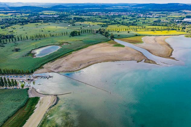 Radolfzeller Aachmündung. Hafen von Moos am Bodensee mit wenig Wasser. Der Wasserstand ist aufgrund des heißen Sommers auf einem Tiefststand. In vielen Häfen des Untersees ist kaum noch Wasser. Moos liegt am Ufer des Bodensees auf der Halbinsel Höri. 06.08.2026, Moos, Baden-Württemberg, Deutschland