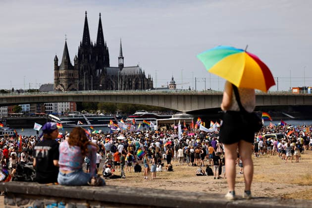 Impression vom Kölner Queer March unter dem Motto Köln zeigt Solidarität, Köln zeigt Haltung , eine Solidaritäts-Demonstration nach dem islamistischen Anschlag auf den CSD in Berlin. (Themenbild, Symbolbild) Köln, 09.08.2026 NRW Deutschland Copyright: xChristophxHardtx