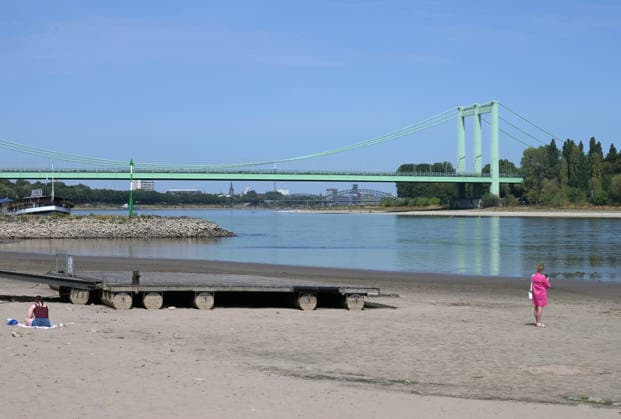 09.08.2026, xophax, öffentliches Leben, Köln, Cologne. Rhein. Niedrigwasser im Rhein. Schifffahrt im Rhein eingeschränkt. Südbrücke. Köln