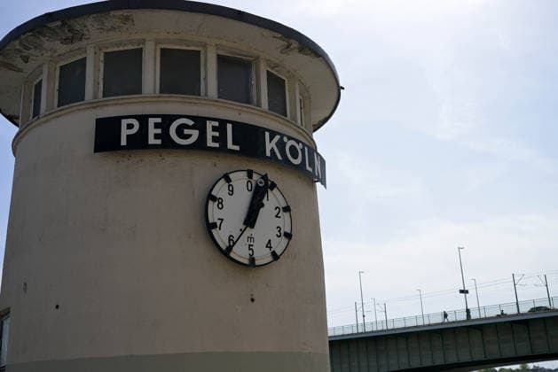 09.08.2026, xophax, öffentliches Leben, Köln, Cologne. Rhein. Niedrigwasser im Rhein. Schifffahrt im Rhein eingeschränkt. Pegelstand ca. 6 meter. Köln