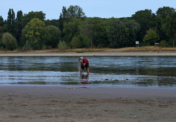 09.08.2026, xophax, öffentliches Leben, Köln, Cologne. Rhein. Niedrigwasser im Rhein. Schifffahrt im Rhein eingeschränkt. Köln