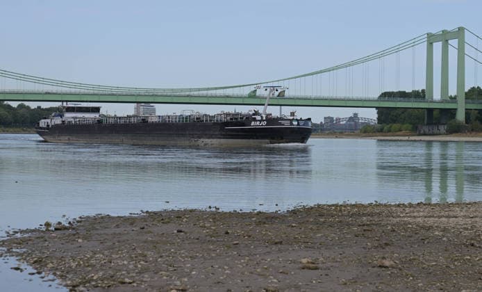 09.08.2026, xophax, öffentliches Leben, Köln, Cologne. Rhein. Niedrigwasser im Rhein. Schifffahrt im Rhein eingeschränkt. Südbrücke Köln