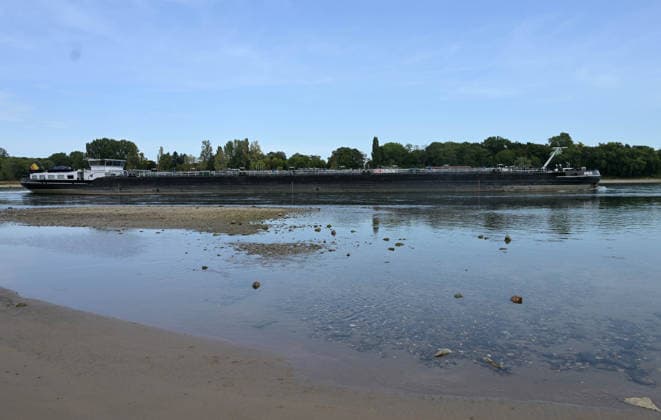 09.08.2026, xophax, öffentliches Leben, Köln, Cologne. Rhein. Niedrigwasser im Rhein. Schifffahrt im Rhein eingeschränkt. Rodenkirchen. Köln