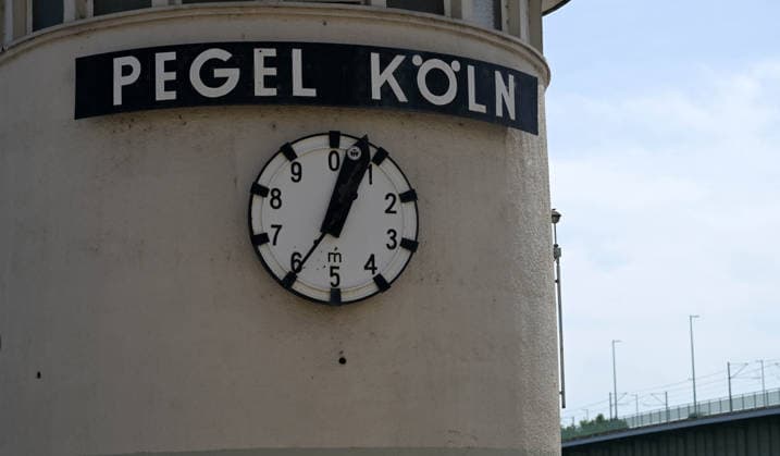 09.08.2026, xophax, öffentliches Leben, Köln, Cologne. Rhein. Niedrigwasser im Rhein. Schifffahrt im Rhein eingeschränkt. Pegelstand ca. 6 meter. Köln