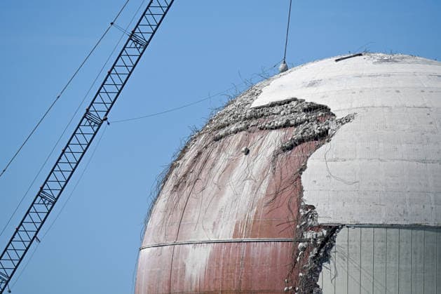 Deutschland, Niedersachsen, Stade, 09.08.2026: Der ehemalige Kernkraftwerk Stade wird abgerissen. Die Betonhülle des Reaktorgebäudes wird abgerochen und der stählerne Druckbehälter liegt frei. Abbruch Kernkraftwerk Stade