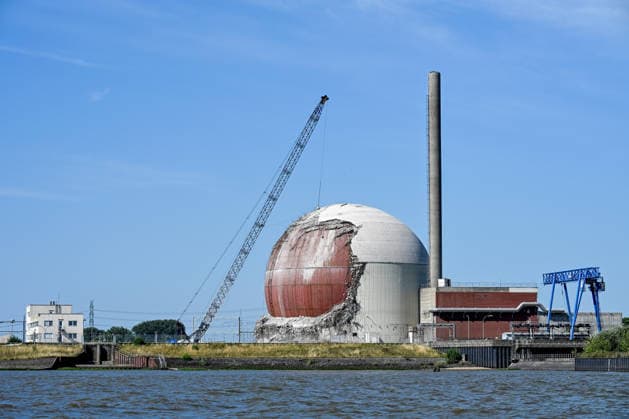News Bilder des Tages Deutschland, Niedersachsen, Stade, 09.08.2026: Der ehemalige Kernkraftwerk Stade wird abgerissen. Die Betonhülle des Reaktorgebäudes wird abgerochen und der stählerne Druckbehälter liegt frei. Abbruch Kernkraftwerk Stade