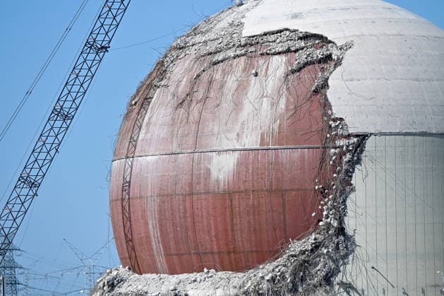 Deutschland, Niedersachsen, Stade, 09.08.2026: Der ehemalige Kernkraftwerk Stade wird abgerissen. Die Betonhülle des Reaktorgebäudes wird abgerochen und der stählerne Druckbehälter liegt frei. Abbruch Kernkraftwerk Stade
