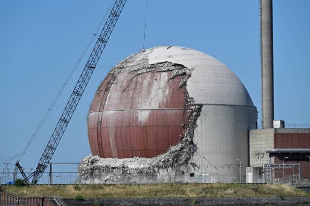 Deutschland, Niedersachsen, Stade, 09.08.2026: Der ehemalige Kernkraftwerk Stade wird abgerissen. Die Betonhülle des Reaktorgebäudes wird abgerochen und der stählerne Druckbehälter liegt frei. Abbruch Kernkraftwerk Stade
