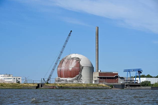 Deutschland, Niedersachsen, Stade, 09.08.2026: Der ehemalige Kernkraftwerk Stade wird abgerissen. Die Betonhülle des Reaktorgebäudes wird abgerochen und der stählerne Druckbehälter liegt frei. Abbruch Kernkraftwerk Stade