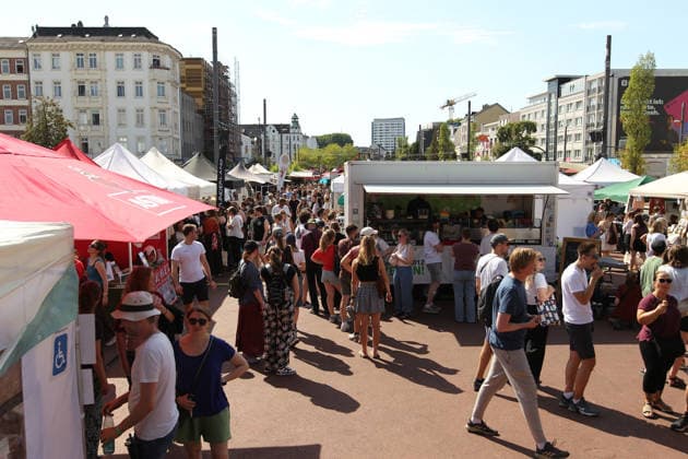 Veganes Straßenfest auf dem Spielbundeplatz auf St. Pauli. Am Samstag und Sonntag strömten Tausende von Besucher bei bestem Wetter zu dem Fest, das erstmalig an zwei Tagen stattfand. Veranstalter war der Verein Animal Rights Watch e.V.. St. Pauli Hamburg