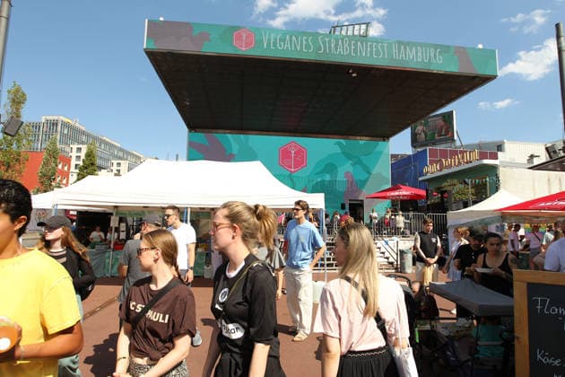 Veganes Straßenfest auf dem Spielbundeplatz auf St. Pauli. Am Samstag und Sonntag strömten Tausende von Besucher bei bestem Wetter zu dem Fest, das erstmalig an zwei Tagen stattfand. Veranstalter war der Verein Animal Rights Watch e.V.. St. Pauli Hamburg