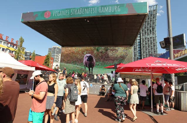 Veganes Straßenfest auf dem Spielbundeplatz auf St. Pauli. Am Samstag und Sonntag strömten Tausende von Besucher bei bestem Wetter zu dem Fest, das erstmalig an zwei Tagen stattfand. Veranstalter war der Verein Animal Rights Watch e.V.. St. Pauli Hamburg