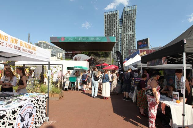 Veganes Straßenfest auf dem Spielbundeplatz auf St. Pauli. Am Samstag und Sonntag strömten Tausende von Besucher bei bestem Wetter zu dem Fest, das erstmalig an zwei Tagen stattfand. Veranstalter war der Verein Animal Rights Watch e.V.. St. Pauli Hamburg