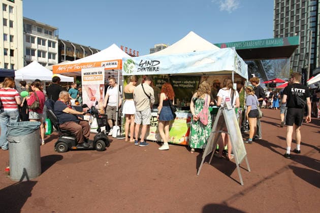Veganes Straßenfest auf dem Spielbundeplatz auf St. Pauli. Am Samstag und Sonntag strömten Tausende von Besucher bei bestem Wetter zu dem Fest, das erstmalig an zwei Tagen stattfand. Veranstalter war der Verein Animal Rights Watch e.V.. St. Pauli Hamburg