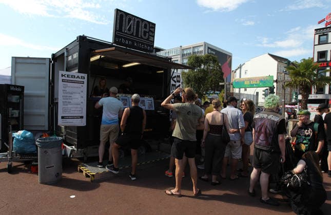 Veganes Straßenfest auf dem Spielbundeplatz auf St. Pauli. Am Samstag und Sonntag strömten Tausende von Besucher bei bestem Wetter zu dem Fest, das erstmalig an zwei Tagen stattfand. Veranstalter war der Verein Animal Rights Watch e.V.. St. Pauli Hamburg