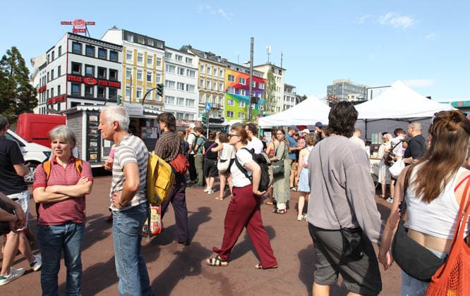 Veganes Straßenfest auf dem Spielbundeplatz auf St. Pauli. Am Samstag und Sonntag strömten Tausende von Besucher bei bestem Wetter zu dem Fest, das erstmalig an zwei Tagen stattfand. Veranstalter war der Verein Animal Rights Watch e.V.. St. Pauli Hamburg