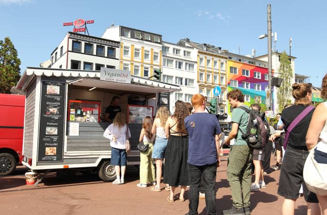 Veganes Straßenfest auf dem Spielbundeplatz auf St. Pauli. Am Samstag und Sonntag strömten Tausende von Besucher bei bestem Wetter zu dem Fest, das erstmalig an zwei Tagen stattfand. Veranstalter war der Verein Animal Rights Watch e.V.. St. Pauli Hamburg