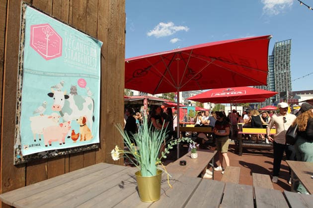 Veganes Straßenfest auf dem Spielbundeplatz auf St. Pauli. Am Samstag und Sonntag strömten Tausende von Besucher bei bestem Wetter zu dem Fest, das erstmalig an zwei Tagen stattfand. Veranstalter war der Verein Animal Rights Watch e.V.. St. Pauli Hamburg