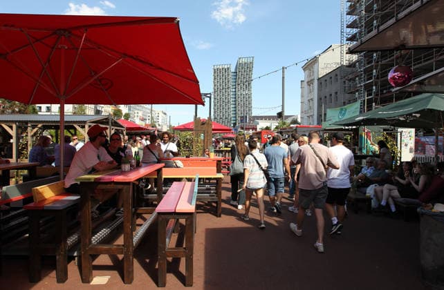 Veganes Straßenfest auf dem Spielbundeplatz auf St. Pauli. Am Samstag und Sonntag strömten Tausende von Besucher bei bestem Wetter zu dem Fest, das erstmalig an zwei Tagen stattfand. Veranstalter war der Verein Animal Rights Watch e.V.. St. Pauli Hamburg