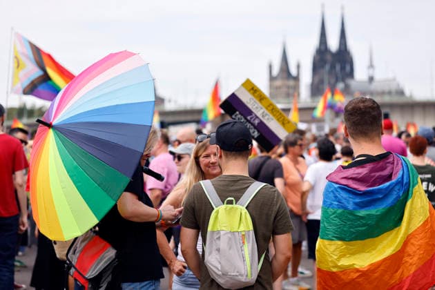 Impression vom Kölner Queer March unter dem Motto Köln zeigt Solidarität, Köln zeigt Haltung , eine Solidaritäts-Demonstration nach dem islamistischen Anschlag auf den CSD in Berlin. (Themenbild, Symbolbild) Köln, 09.08.2026 NRW Deutschland Copyright: xChristophxHardtx