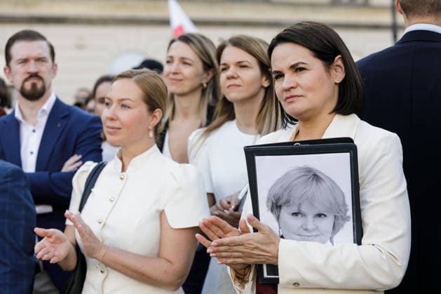 August 9, 2026, Warsaw, Poland: Belarusian democratic leader Sviatlana Tsikhanouskaya (R) takes part in an evening rally marking the sixth anniversary of the August 2020 presidential election in Belarus, holding a folder with a portrait of TUT.BY CEO Liudmila Chekina. An evening gathering marking the sixth anniversary of the August 2020 presidential election in Belarus was held near the Nicolaus Copernicus Monument in central Warsaw, bringing together leaders of Belarusian democratic forces, public figures and activists, as well as several hundred participants. Warsaw Poland  - ZUMAs197 20260809_aaa_s197_115 Copyright: xVolhaxShukailax