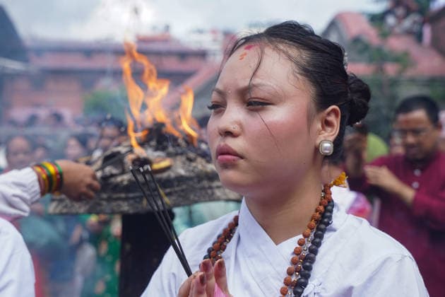 August 10, 2026, Kathmandu, Bagmati, Nepal: Today marks the last Monday of the month of Shrawan, and Pashupatinath is thronged with devotees..Women who have been observing fasts and worshipping Lord Shiva every Monday throughout the month of Shrawan are formally concluding their fasts today..A woman, dressed in colorful attire, is offering prayers at Kathmandu s Pashupatinath Temple during the worship of the Hindu deity Lord Shiva and the observance of the Shrawan fast. Kathmandu Nepal  - ZUMAa308 20260810_znp_a308_013 Copyright: xChandraxBahadurxAlex