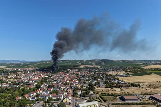 Gebäudebrand Rauchwolke kilometerweit zu sehen Katwarn ausgelöst Am Montagmorgen, 10.08.2026, kam es gegen 11:15 Uhr in Sprendlingen (Rheinhessen) zu einem Gebäudebrand. Die Feuerwehr war mit zahlreichen Kräften vor Ort und hatte den Brand nach etwa einer Stunde unter Kontrolle. Informationen zu Personenschäden liegen aktuell bisher nicht vor. Wegen der weithin sichtbaren Rauchentwicklung wurde KATWARN ausgelöst, die Bevölkerung wurde aufgefordert, Türen und Fenster geschlossen zu halten. Sprendlingen (Rheinhessen) Rheinland-Pfalz Deutschland