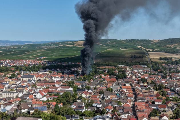 Gebäudebrand Rauchwolke kilometerweit zu sehen Katwarn ausgelöst Am Montagmorgen, 10.08.2026, kam es gegen 11:15 Uhr in Sprendlingen (Rheinhessen) zu einem Gebäudebrand. Die Feuerwehr war mit zahlreichen Kräften vor Ort und hatte den Brand nach etwa einer Stunde unter Kontrolle. Informationen zu Personenschäden liegen aktuell bisher nicht vor. Wegen der weithin sichtbaren Rauchentwicklung wurde KATWARN ausgelöst, die Bevölkerung wurde aufgefordert, Türen und Fenster geschlossen zu halten. Sprendlingen (Rheinhessen) Rheinland-Pfalz Deutschland
