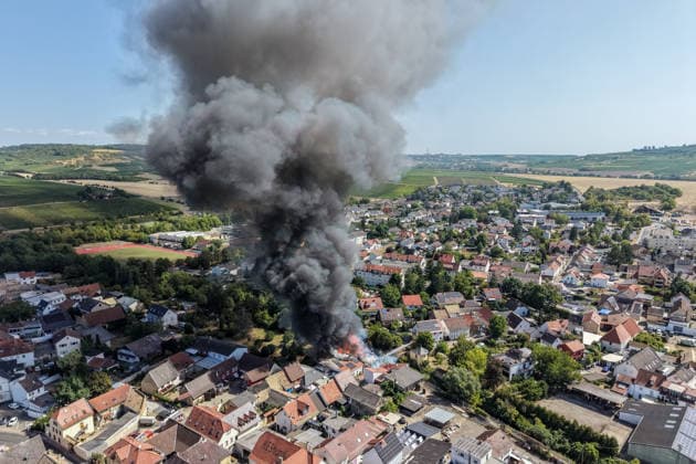 Gebäudebrand Rauchwolke kilometerweit zu sehen Katwarn ausgelöst Am Montagmorgen, 10.08.2026, kam es gegen 11:15 Uhr in Sprendlingen (Rheinhessen) zu einem Gebäudebrand. Die Feuerwehr war mit zahlreichen Kräften vor Ort und hatte den Brand nach etwa einer Stunde unter Kontrolle. Informationen zu Personenschäden liegen aktuell bisher nicht vor. Wegen der weithin sichtbaren Rauchentwicklung wurde KATWARN ausgelöst, die Bevölkerung wurde aufgefordert, Türen und Fenster geschlossen zu halten. Sprendlingen (Rheinhessen) Rheinland-Pfalz Deutschland
