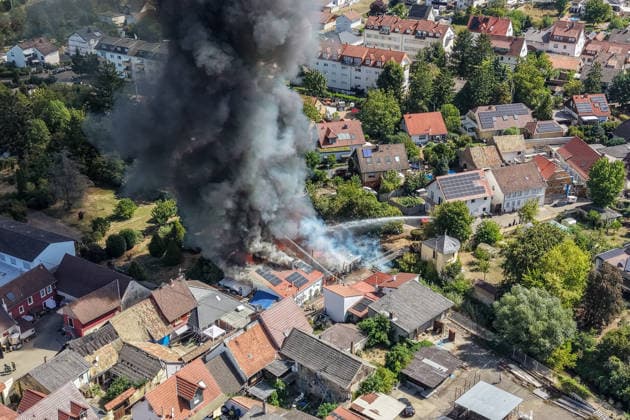 Gebäudebrand Rauchwolke kilometerweit zu sehen Katwarn ausgelöst Am Montagmorgen, 10.08.2026, kam es gegen 11:15 Uhr in Sprendlingen (Rheinhessen) zu einem Gebäudebrand. Die Feuerwehr war mit zahlreichen Kräften vor Ort und hatte den Brand nach etwa einer Stunde unter Kontrolle. Informationen zu Personenschäden liegen aktuell bisher nicht vor. Wegen der weithin sichtbaren Rauchentwicklung wurde KATWARN ausgelöst, die Bevölkerung wurde aufgefordert, Türen und Fenster geschlossen zu halten. Sprendlingen (Rheinhessen) Rheinland-Pfalz Deutschland