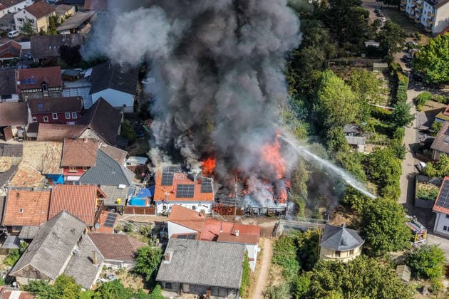 Gebäudebrand Rauchwolke kilometerweit zu sehen Katwarn ausgelöst Am Montagmorgen, 10.08.2026, kam es gegen 11:15 Uhr in Sprendlingen (Rheinhessen) zu einem Gebäudebrand. Die Feuerwehr war mit zahlreichen Kräften vor Ort und hatte den Brand nach etwa einer Stunde unter Kontrolle. Informationen zu Personenschäden liegen aktuell bisher nicht vor. Wegen der weithin sichtbaren Rauchentwicklung wurde KATWARN ausgelöst, die Bevölkerung wurde aufgefordert, Türen und Fenster geschlossen zu halten. Sprendlingen (Rheinhessen) Rheinland-Pfalz Deutschland