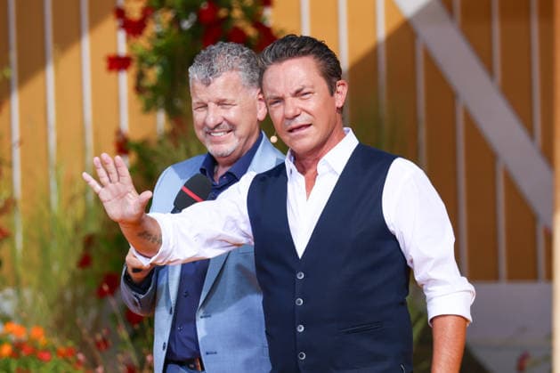 Rust, Deutschland 9.08.2026: Immer wieder Sonntags im Europa-Park Rust - 9.08.2026 Im Bild: v.li. Semino Rossi auf der Bühne mit Stefan Mross Europapark Rust Baden Württemberg Copyright: xFotostandx xHettichx