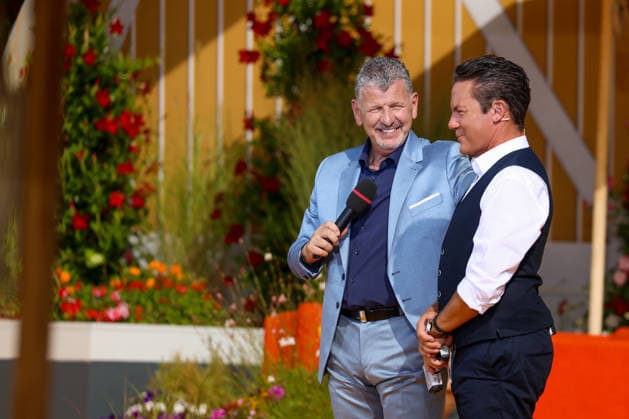 Rust, Deutschland 9.08.2026: Immer wieder Sonntags im Europa-Park Rust - 9.08.2026 Im Bild: v.li. Semino Rossi auf der Bühne mit Stefan Mross Europapark Rust Baden Württemberg Copyright: xFotostandx xHettichx
