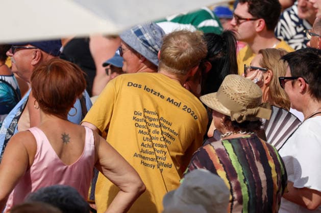 Rust, Deutschland 9.08.2026: Immer wieder Sonntags im Europa-Park Rust - 9.08.2026 Im Bild: Fan mit einem Tshirt und dem Aufdruck, Das letzte Mal 2026 Europapark Rust Baden Württemberg Copyright: xFotostandx xHettichx