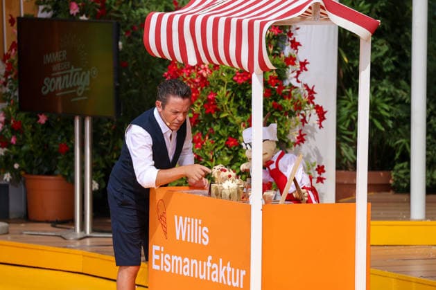 Rust, Deutschland 9.08.2026: Immer wieder Sonntags im Europa-Park Rust - 9.08.2026 Im Bild: Stefan Mross an Willis Eismanufaktur. Europapark Rust Baden Württemberg Copyright: xFotostandx xHettichx