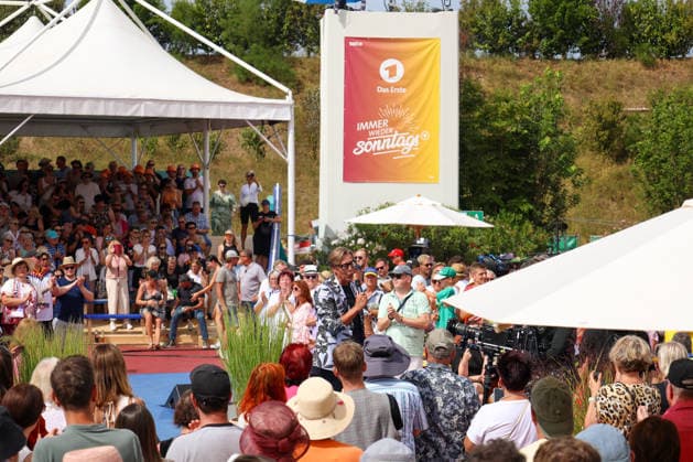 Rust, Deutschland 9.08.2026: Immer wieder Sonntags im Europa-Park Rust - 9.08.2026 Im Bild: Hansy Vogt auf der Showbühne umringt von Fans. Europapark Rust Baden Württemberg Copyright: xFotostandx xHettichx