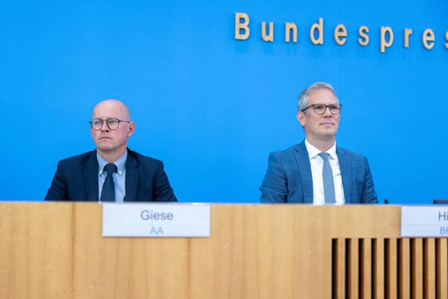 regierungspressekonferenz Deutschland, Berlin am 10. August 2026: Martin Giese, Sprecher des Auswärtigen Amts (AA) neben Sebastian Hille, Stellvertretender Sprecher der Bundesregierung (BPA) in dem Saal der Bundespressekonferenz vor der Presse.
