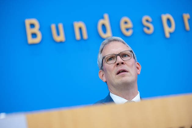 regierungspressekonferenz Deutschland, Berlin am 10. August 2026: Sebastian Hille, Stellvertretender Sprecher der Bundesregierung stellt sich der Presse in dem Saal der Bundespressekonferenz.