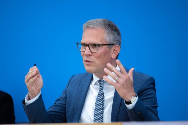 regierungspressekonferenz Deutschland, Berlin am 10. August 2026: Sebastian Hille, Stellvertretender Sprecher der Bundesregierung stellt sich der Presse in dem Saal der Bundespressekonferenz.