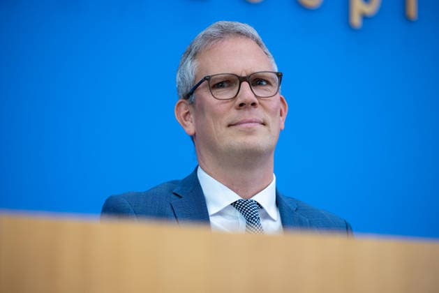 regierungspressekonferenz Deutschland, Berlin am 10. August 2026: Sebastian Hille, Stellvertretender Sprecher der Bundesregierung stellt sich der Presse in dem Saal der Bundespressekonferenz.