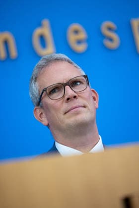 regierungspressekonferenz Deutschland, Berlin am 10. August 2026: Sebastian Hille, Stellvertretender Sprecher der Bundesregierung stellt sich der Presse in dem Saal der Bundespressekonferenz.