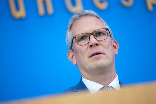 regierungspressekonferenz Deutschland, Berlin am 10. August 2026: Sebastian Hille, Stellvertretender Sprecher der Bundesregierung stellt sich der Presse in dem Saal der Bundespressekonferenz.