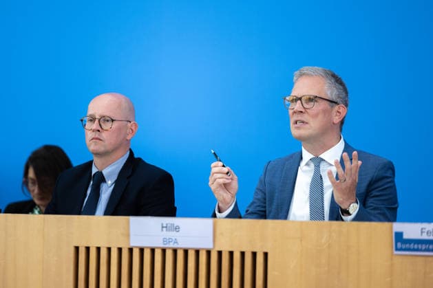 regierungspressekonferenz Deutschland, Berlin am 10. August 2026: Martin Giese, Sprecher des Auswärtigen Amts (AA) neben Sebastian Hille, Stellvertretender Sprecher der Bundesregierung (BPA) in dem Saal der Bundespressekonferenz vor der Presse.